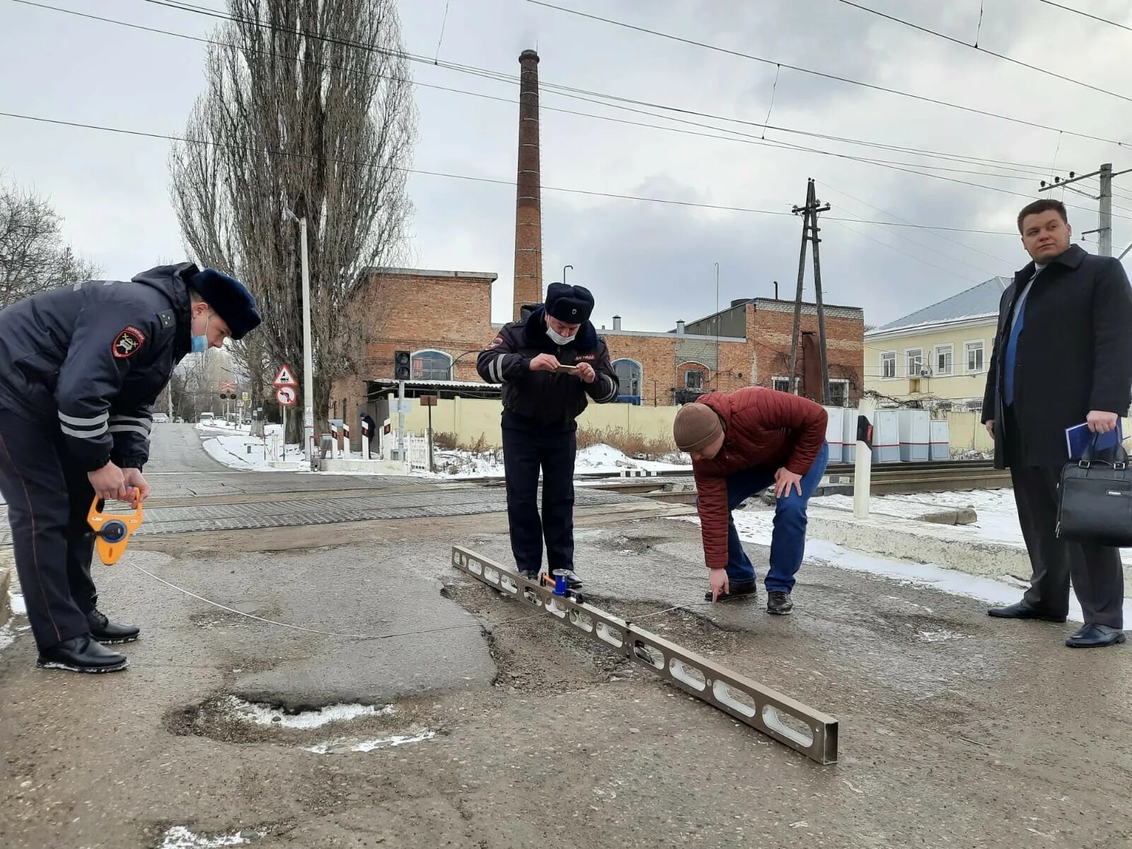 Рогондар ньюс. Типичный Кисловодск. Кисловодск 2022. Мост через ЖД ул Хачатуряна. Железнодорожный переезд ГТРК Ставрополье.