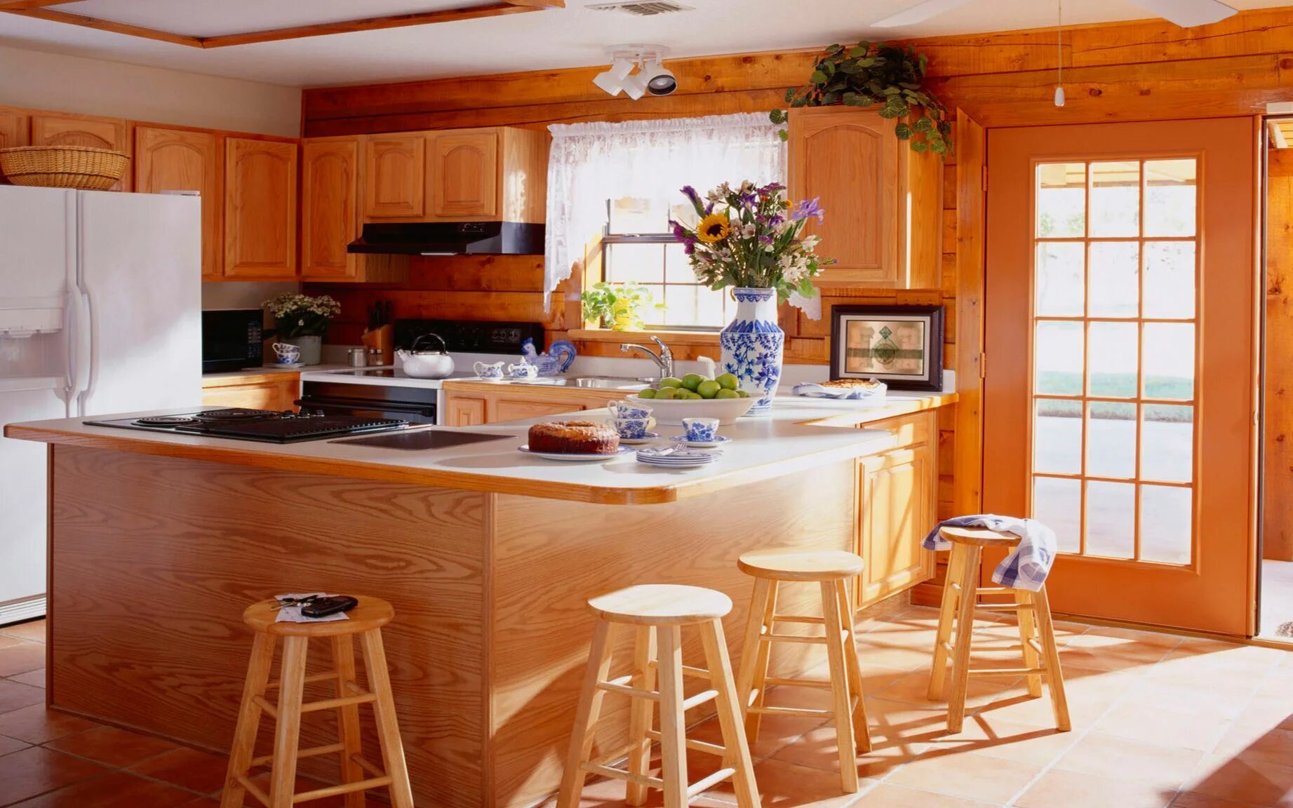 Картинки комнаты кухня. Кухня в деревянном доме. Уютная кухня. Интерьер кухни в частном доме. Уютная деревянная кухня.
