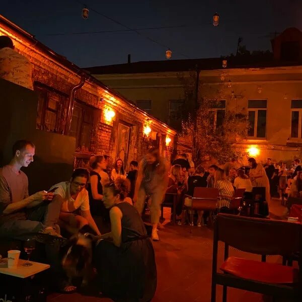 Интеллигенция на таганке. Ресторан интеллигенция на таганке. Интеллигенция таганка. The hat bar москва. Бар интеллигенция москва.