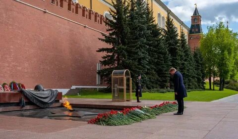 Зажжение вечного огня на могиле неизвестного солдата