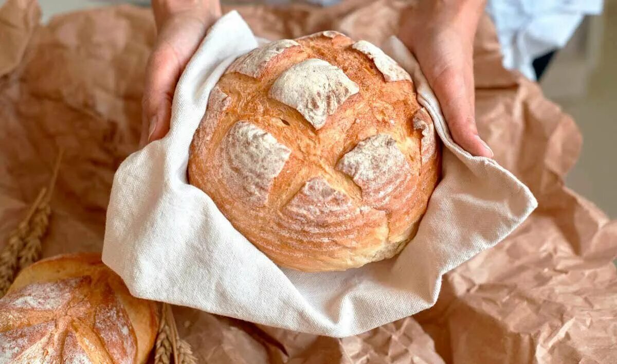 Свежеиспеченный. Свежеиспеченный хлеб. Домашний хлеб. Домашний хлеб и выпечка. Круглый хлеб в руках.