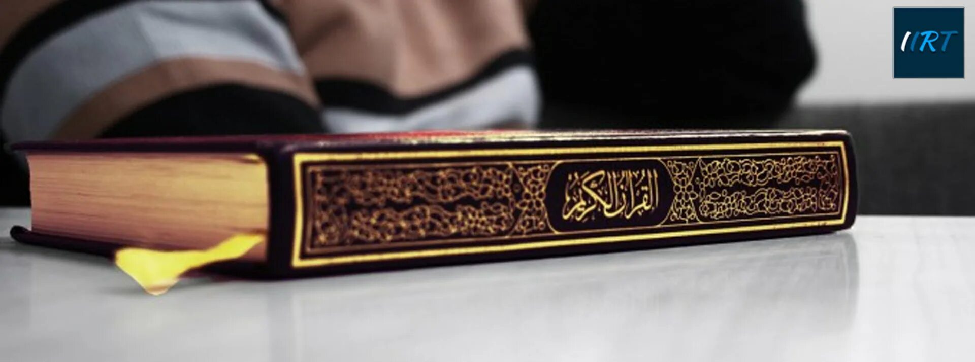 Читаем коран медленно. Коран. Микрофон Коран. Коран ручной. Коран фон.