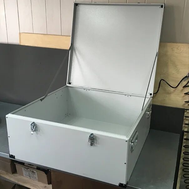Ящик оцинкованный. Алюминиевый ящик Сорокин 150 л 27.415. Ящик металлический для хранения электролита. Железный ящик для хранения инвентаря на кладбище. Холодильный ящик металлический.