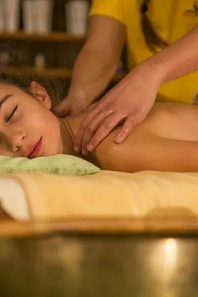 Little massage. Подростковый массаж. Массаж подростковый Испания. Массаж для подростков девушк в Москву. Spa Camp.