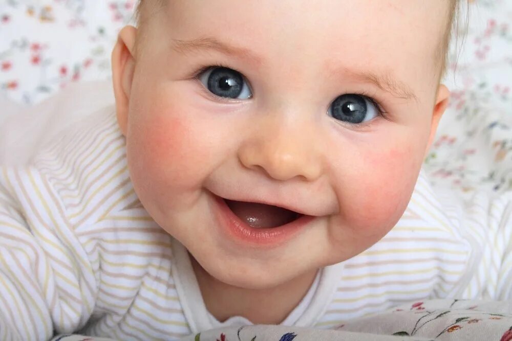 Лицо улыбка ребенок. Улыбка младенца. Радостное лицо ребенка. Малыш улыбается. Милое лицо ребенка.
