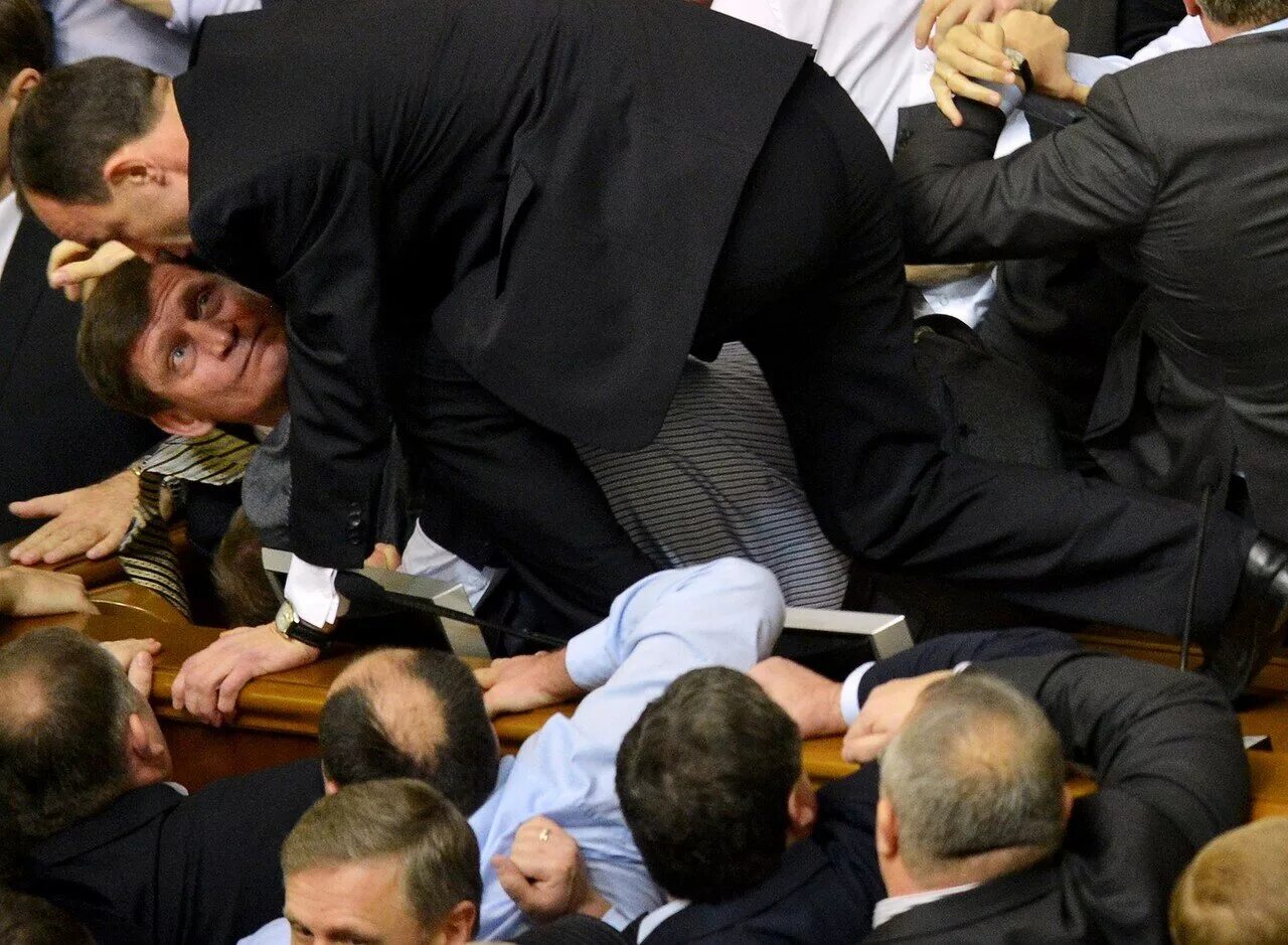 Украинские депутаты драка в раде. Рада драки. Драка в парламенте. Драка в верховной раде. Украина дума рада.