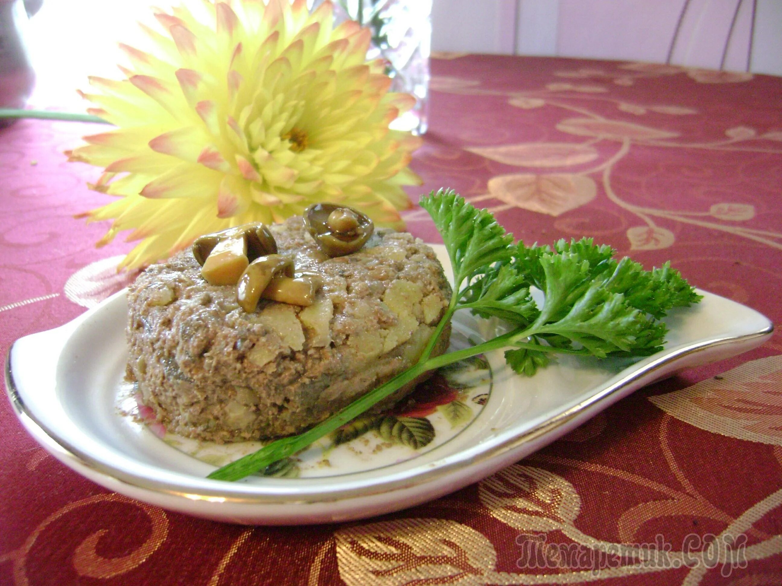 Украсить паштет. Паштет из куриной печени с грибами. Подача паштета. Подача печеночного паштета.