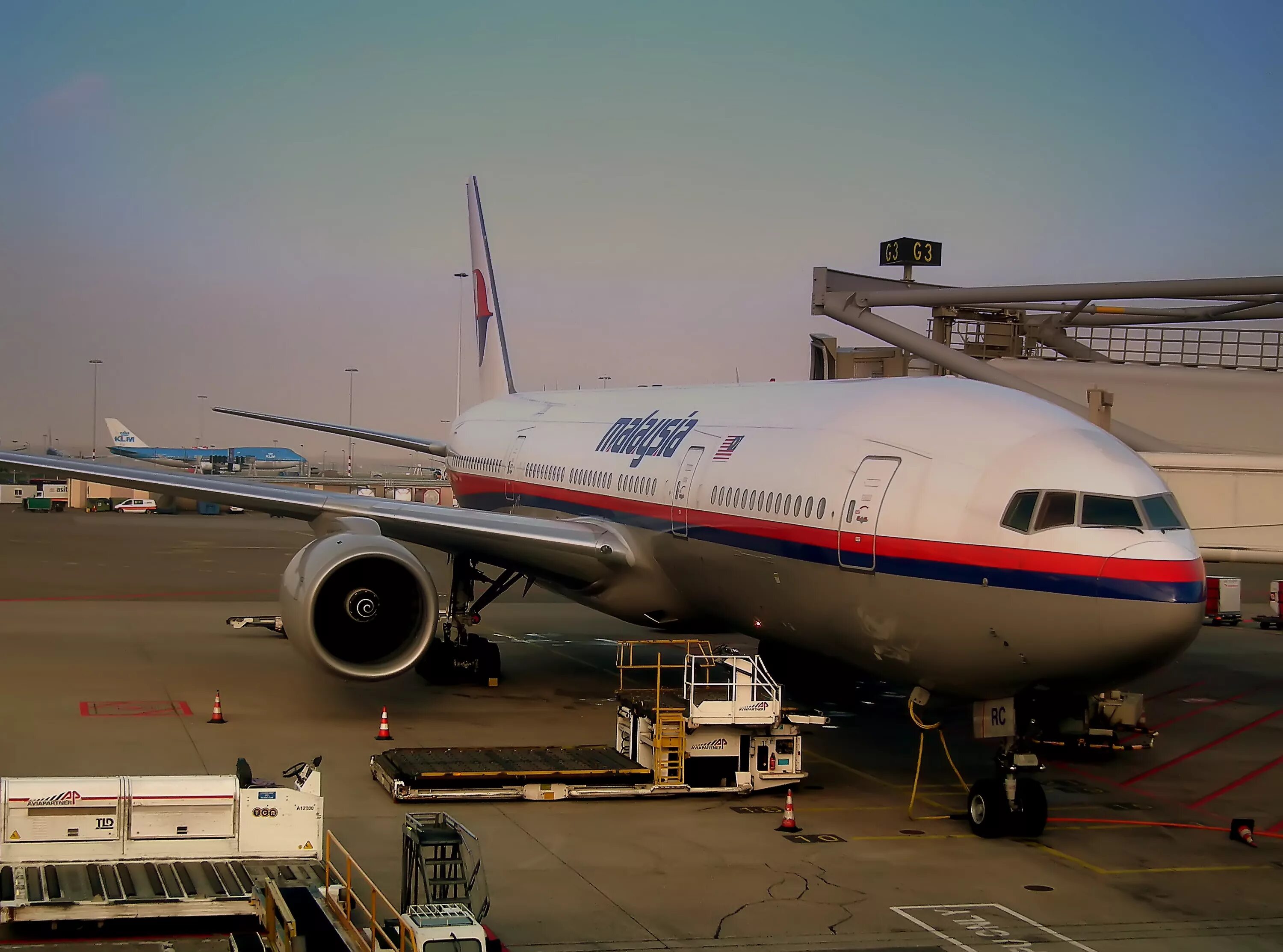 Боинг 777 Малайзия рейс mh370. Самолёт Боинг 777 Малайзия. 370 Малайзия Эйрлайнс. Боинг 777 300 Малайзия Эйрлайнс.