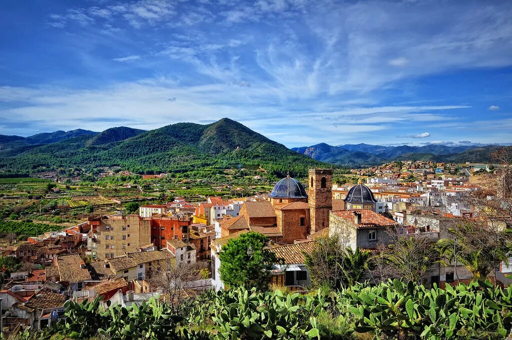 кастельфольит-де-ла-рока город на скале. кастельфольит-де-ла-рока, каталония, испания. коста-де-ла-лус андалусия. Castellfollit de la roca испания. деревня в испании на скале.