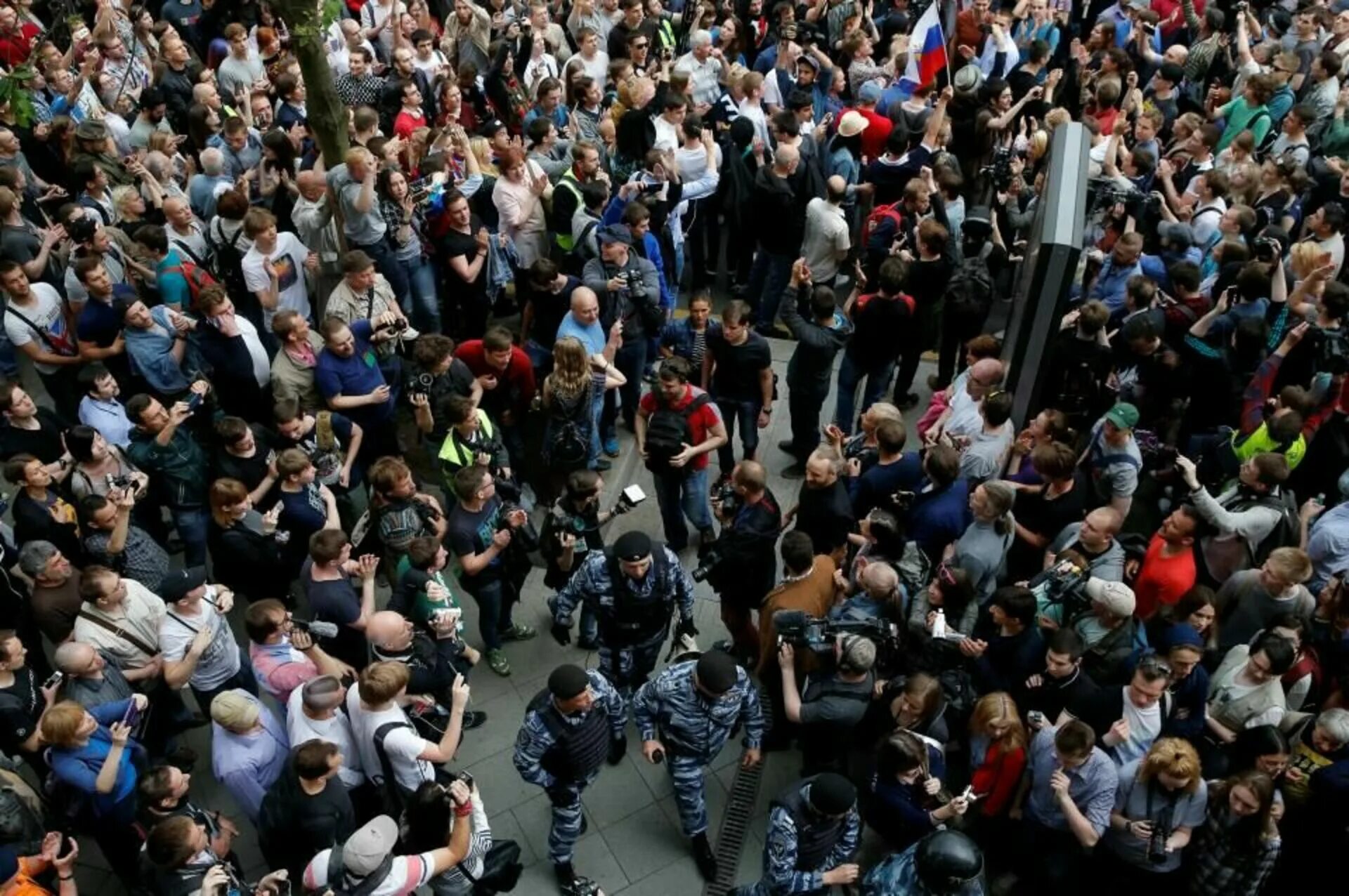 Человек толпы. Толпа протестующих. Толпа митинг. Политический протест.