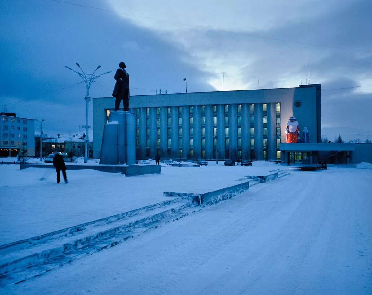 Мончегорск площадь города. Город Мончегорск Мурманской. Мончегорск Центральная площадь. Главная площадь города Мончегорска.