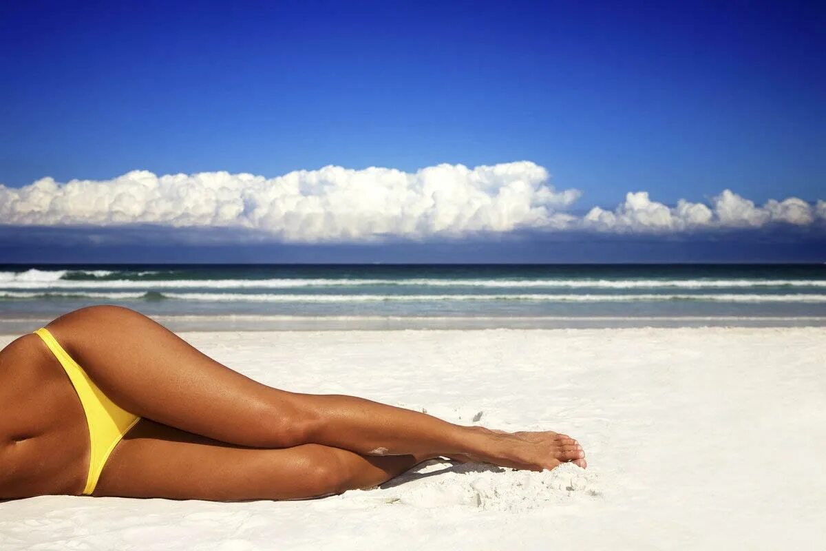 Загорелая девушка. Кэндис нейл в купальнике. Красивые загорелые девушки. Бронзовый загар в солярии. Санта димопулос максим.