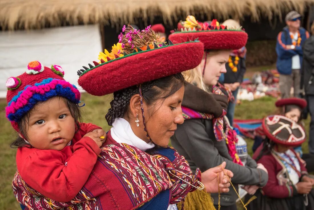 Народы населяющие страну их основные занятия канада. Кито Эквадор население. Индейцы Кито. Эквадорцы народы Южной Америки. Эквадор национальный костюм.