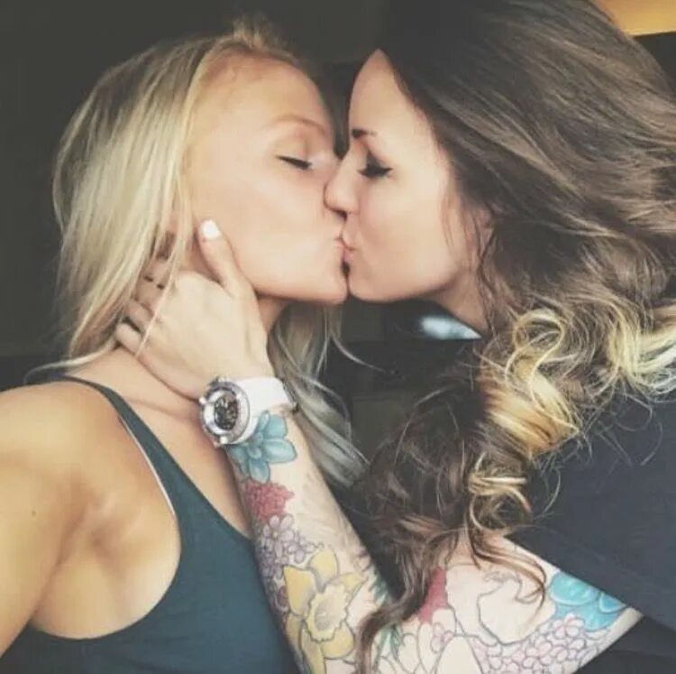 I like kissing. Поцелуй девушек. Девушки целуются. Девушка целует девушку. 2 Девушки целуются.