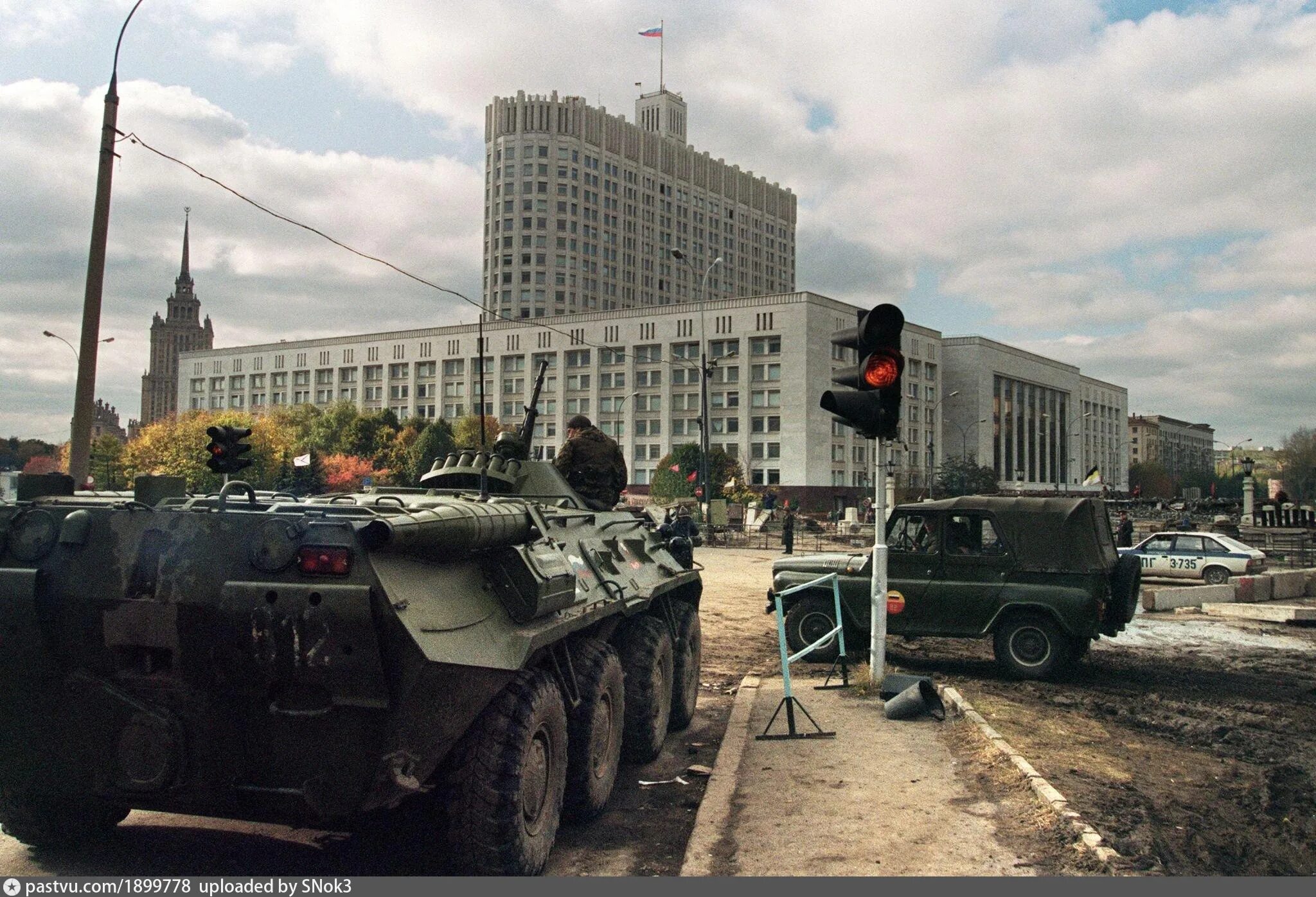 События 3 октября 1993. Танки белый дом 1993. танки в москве 1993. штурм кремля в 1993. ельцин 1993 танки.