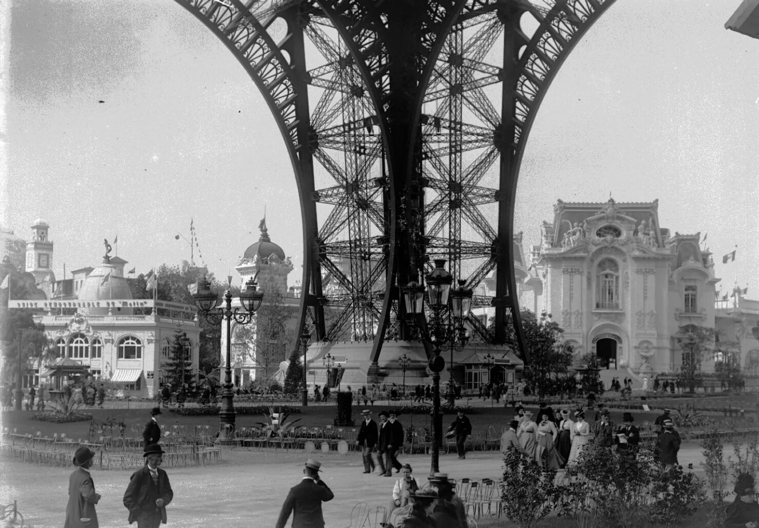Year 1900. Международная выставка в Париже 1900. Эйфелева башня 1900 год. Первая Всемирная выставка 1900 в Париже. Выставка 1900 года в Париже Эйфелева башня.