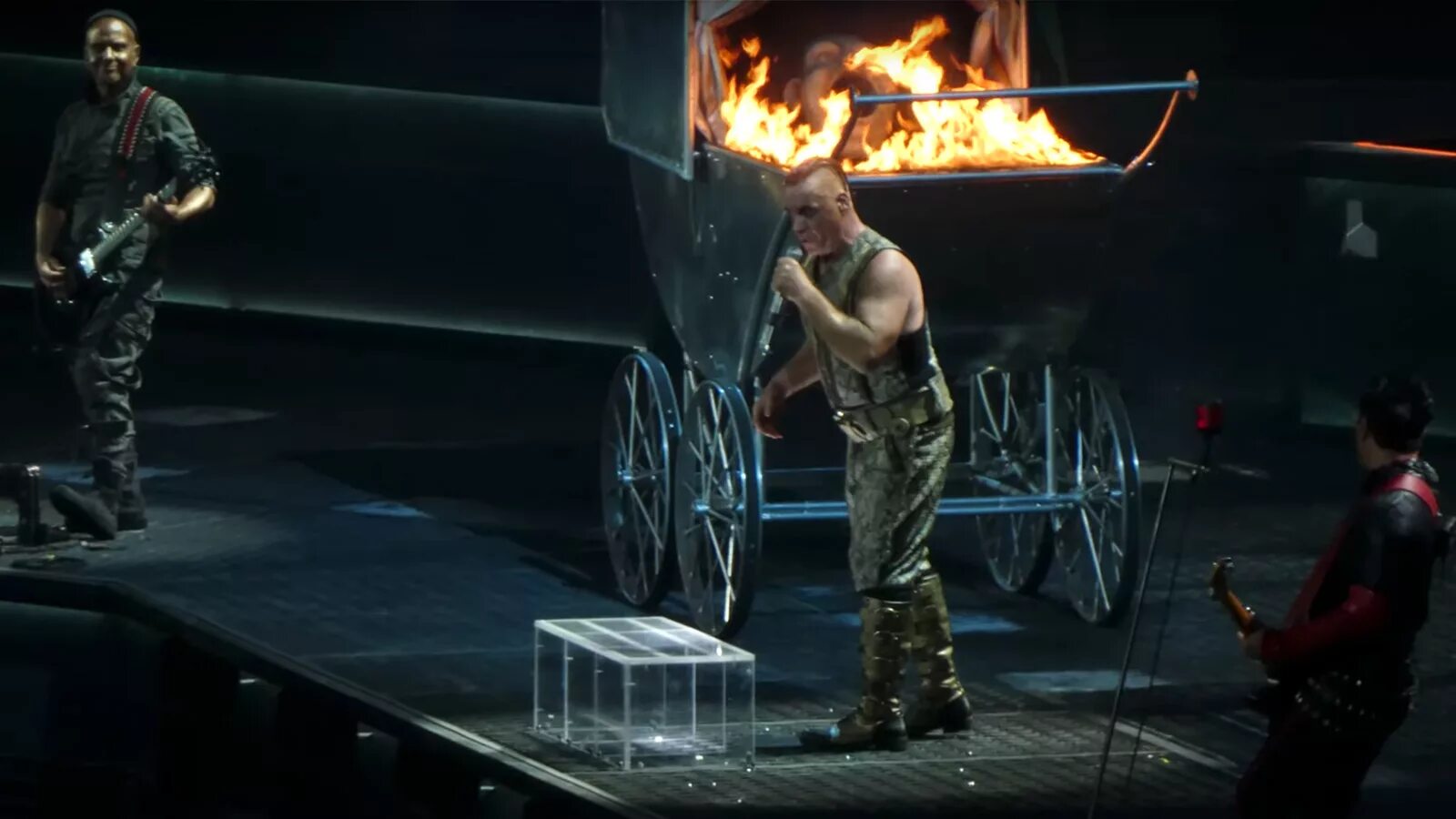 Тилль Линдеманн. Рамштайн Тилль Линдеманн. Rammstein концерт 2019 Puppe. Раммштайн деутчланд. Слушать рамштайн все песни подряд без остановки