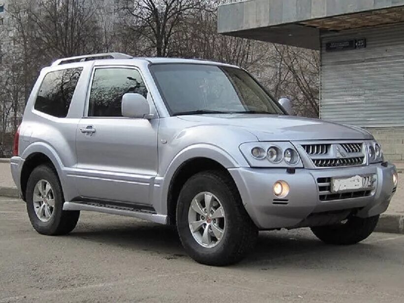 Внедорожники б у россия. Mitsubishi Pajero III, 2004. Mitsubishi Pajero 3 3 дверный. Митсубиси Паджеро 2004. Mitsubishi Pajero 3.5 at, 2004,.