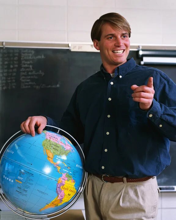 Учитель географии. Учитель географии мужчина. Преподаватель с глобусом. Учитель географии с глобусом.