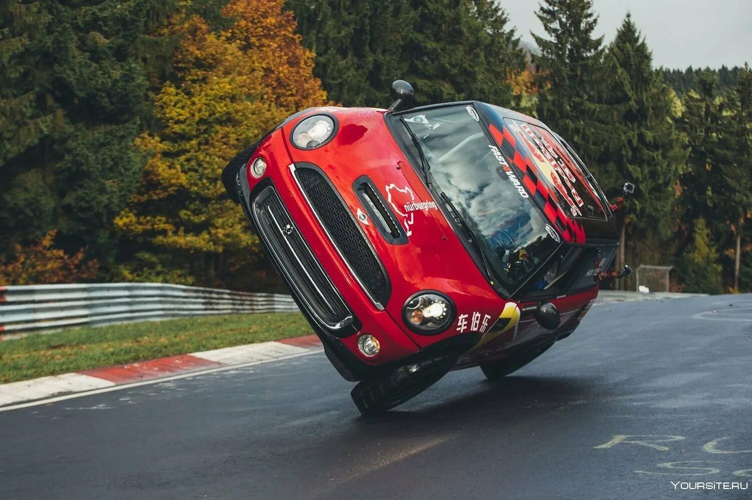 Езда по гравийке. Машина на двух колесах. Езда на двух колесах авто. Автомобиль на двух колесах. Машина на двух колесах.