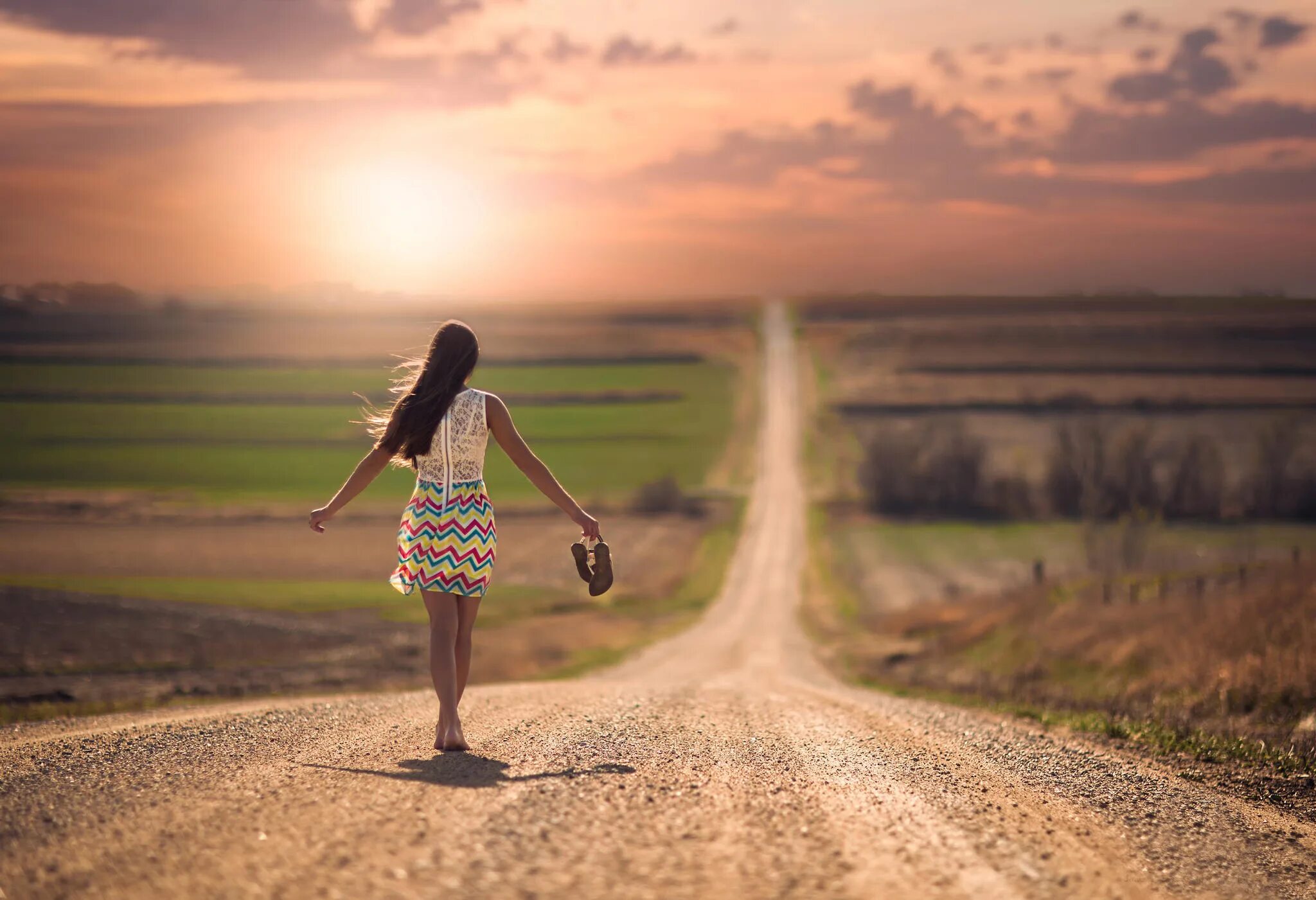 Туда ведет дорога. Девушка бежит по дороге. Дорога к счастью. Девушка в пути. Идти своей дорогой.