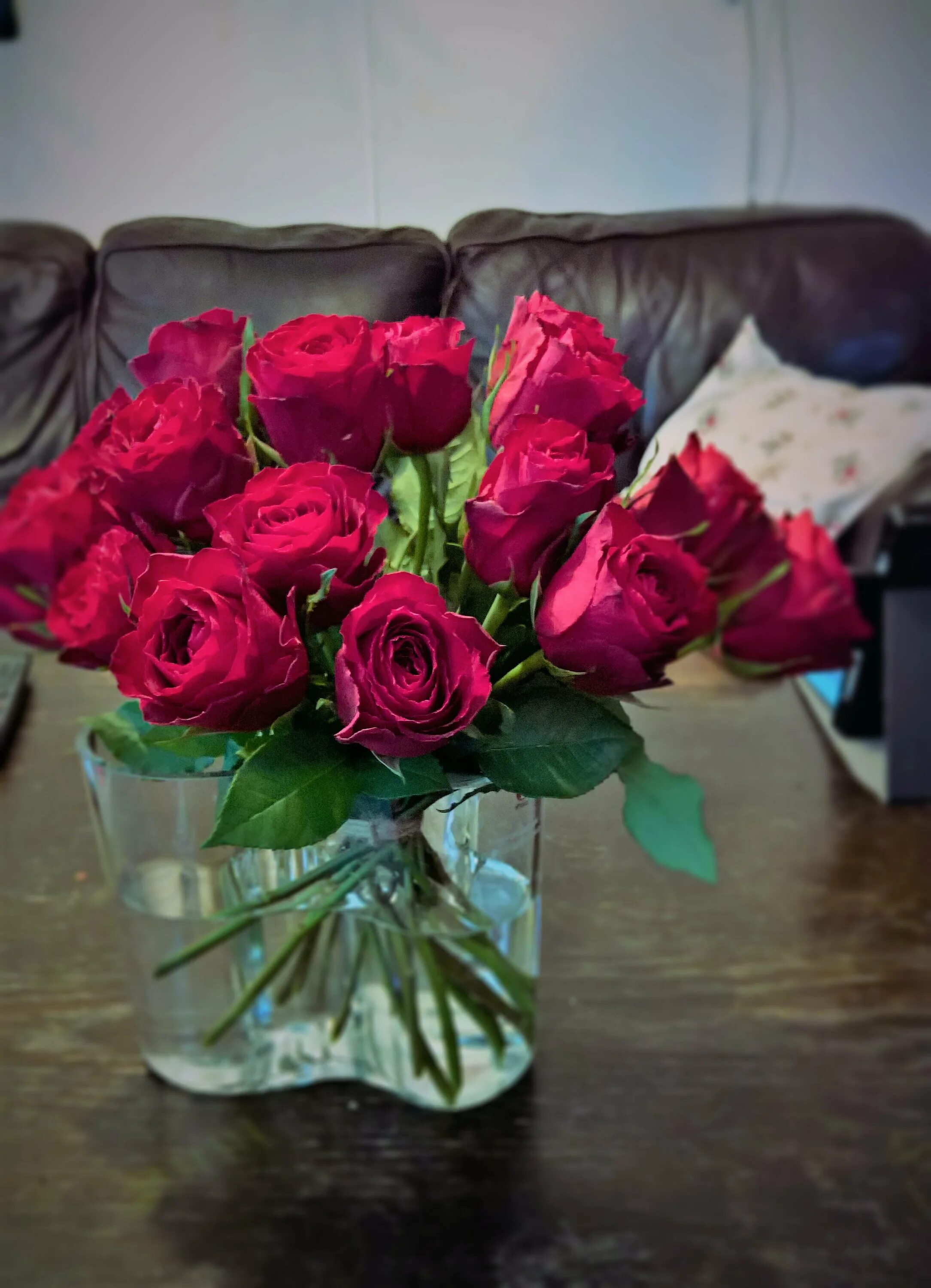 Сколько стоят цветы розы в вазе. Цветы в вазе на столе. Красивый букет дома. Букет роз в вазе на столе. Букет краснеыхроз в вазе.