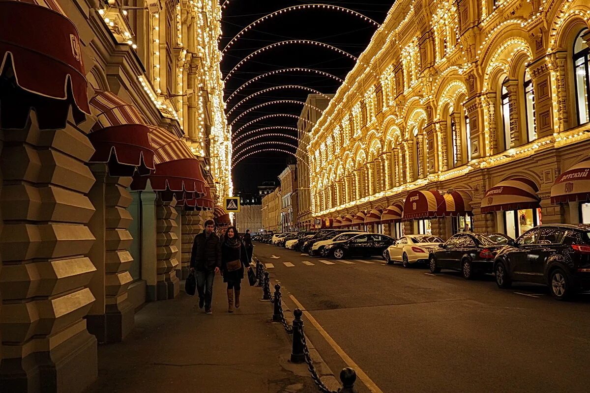 Гум прокат. ГУМ Москва улица. ГУМ Москва снаружи. ГУМ вид с улицы Москве. Вечерняя Москва ГУМ.