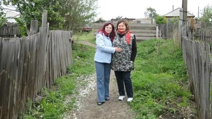 Беляевская я живу под землей. Село Крутиха Алтайский край. Долганка Алтайский край Крутихинский район. Жители деревни Васильевка. Деревня Крутиха.