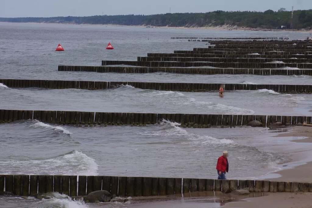 Температура воды в балтийском море зеленоградск. Пляж Зеленоградск волнорезы. Буны Зеленоградск. Волнорезы в Зеленоградске Калининградской области. Калининград Балтийское море волнорезы.