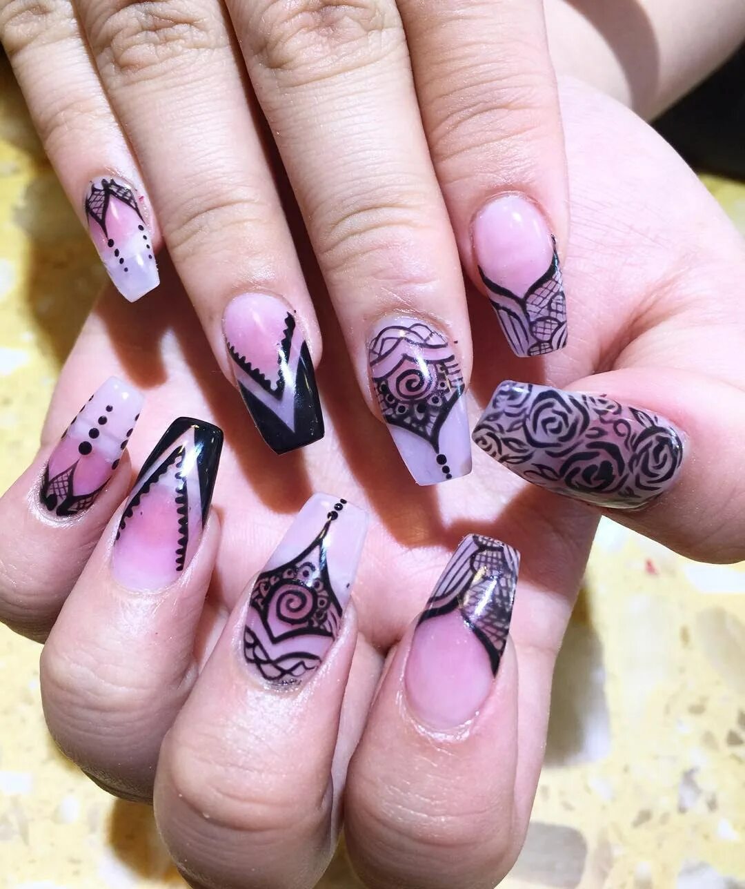 Дизайн ногтей розы. Розы на ногтях. Стилизованный френч на ногтях. Маникюр с розами. Маникюр с розами на ногтях.