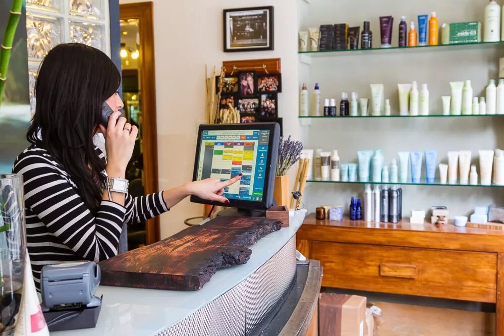 Девушка на ресепшене. Администратор салона красоты. Администратор в парикмахерскую. Хозяйка салона красоты. Управляющий салоном красоты.