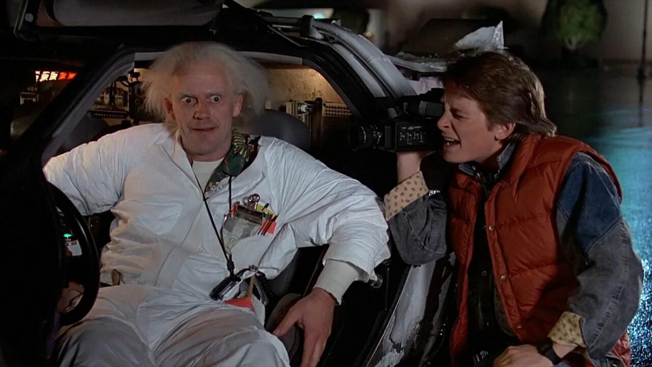 Браун макфлай. Марти Макфлай и док Браун. Назад в будущее back to the Future 1985. Марти Макфлай 1985.