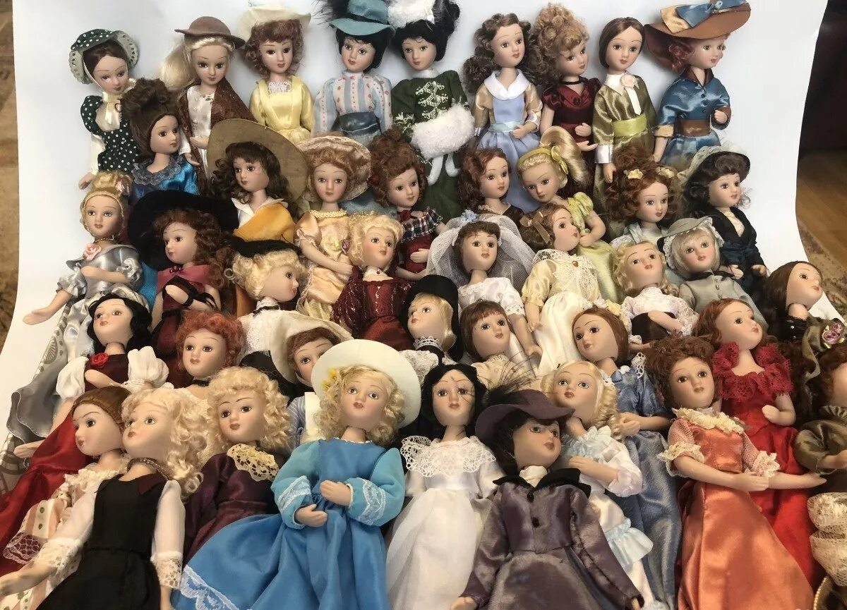 Купить коллекцию кукол. Коллекция кукол. Кукла коллекционная. Коллекционирование фарфоровых кукол. Коллекционеры фарфоровых кукол.