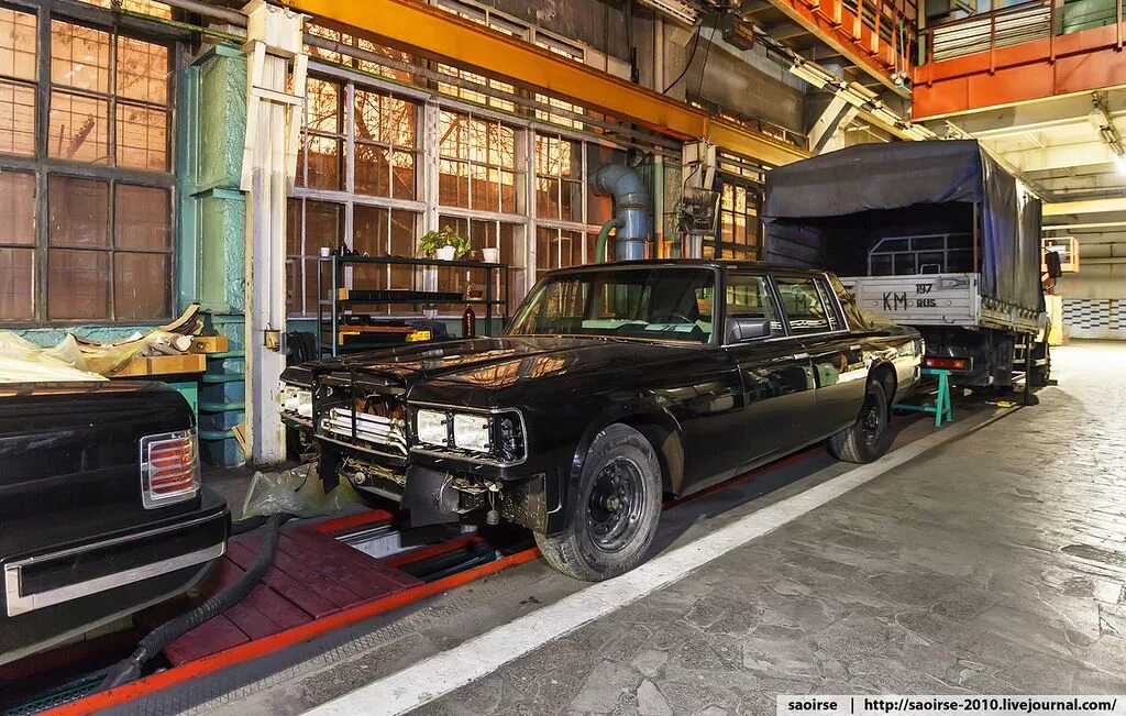Завод имени лихачева ссср. Зил 130 на конвейере завода. Зил-130 грузовой автомобиль. Автомобиль зил завод. Зил мсц 6.