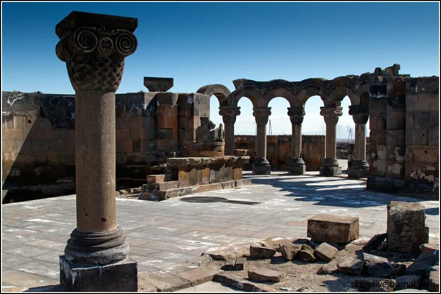 Где находится звартноц. Руины храма Звартноц. Храм Звартноц в Армении. Развалины храма Звартноц. Руины храма Звартноц в Армении.