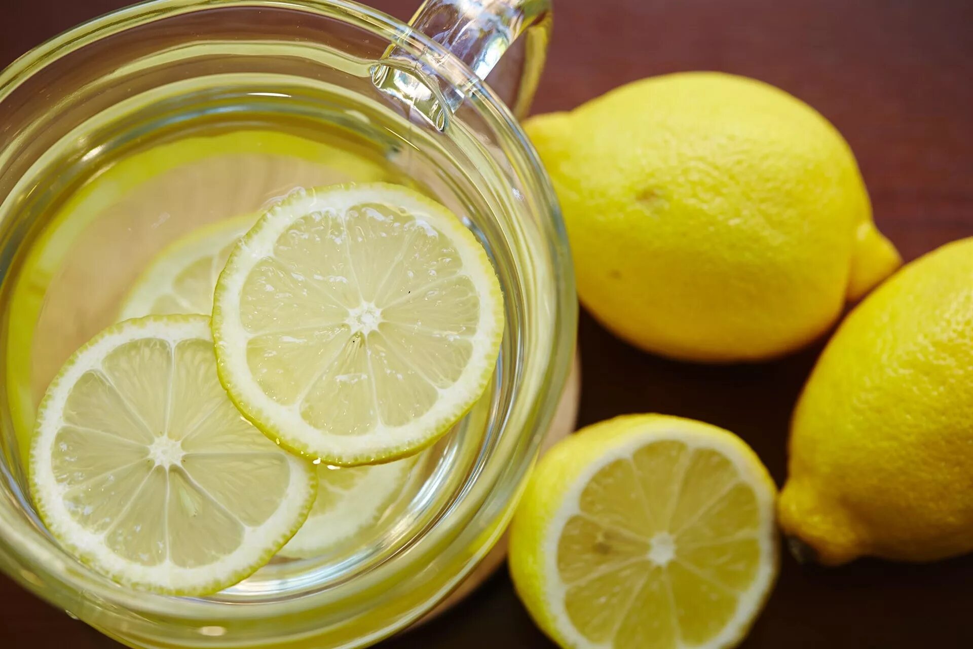 Можно пить лимонный сок. Лимонная вода. Имбирный Тодди с лимоном. Вода с лимоном. Эффект лимона.