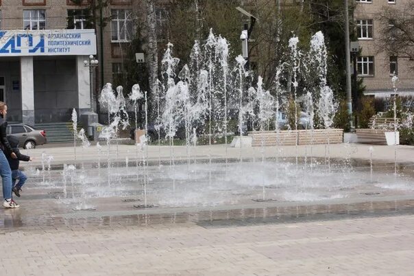 1 мая арзамас. Арзамас фонтан Калинина. Фонтан в Арзамасе новый. Новый фонтан в Арзамасе на Калинина. Арзамас парк фонтан.