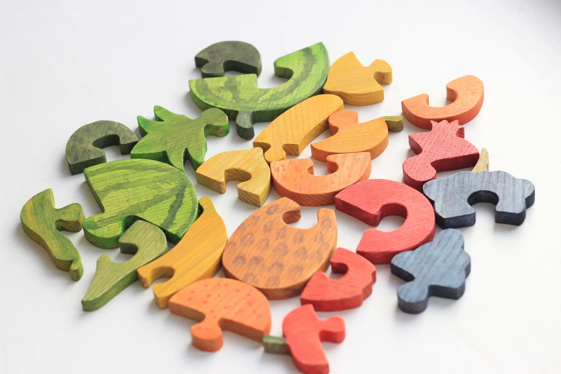 кусок пазла. необычные пазлы. кучка пазлов. круглые пазлы пазлы. крупные пазлы для детей.