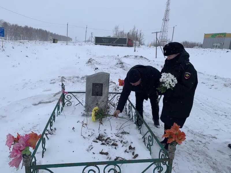 Смерть отца видео. МВД Клявлинский район Самарской области. Почтили память в Самаре. ДТП В Самарской области Клявлинский район. День памяти погибших сотрудников МВД Самара.