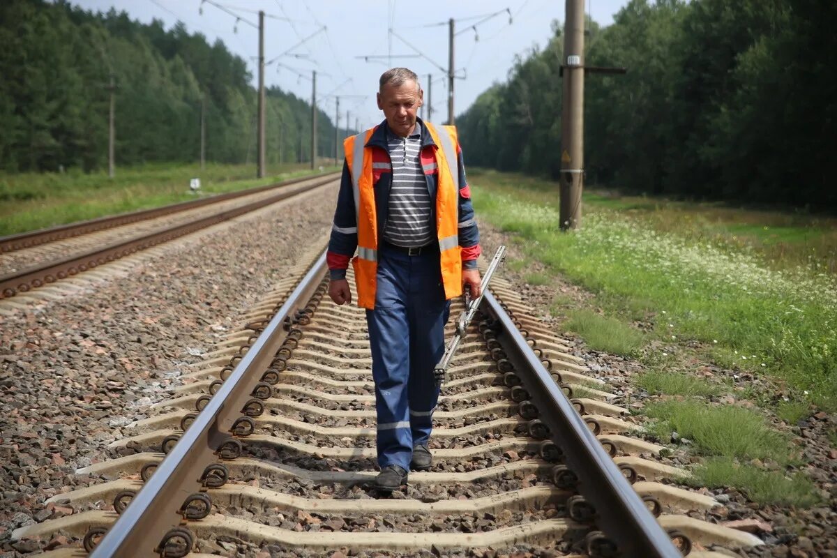 Человек пути все части. Путеец РЖД. Путь человека. Железнодорожник Путеец. Работник железной дороги.