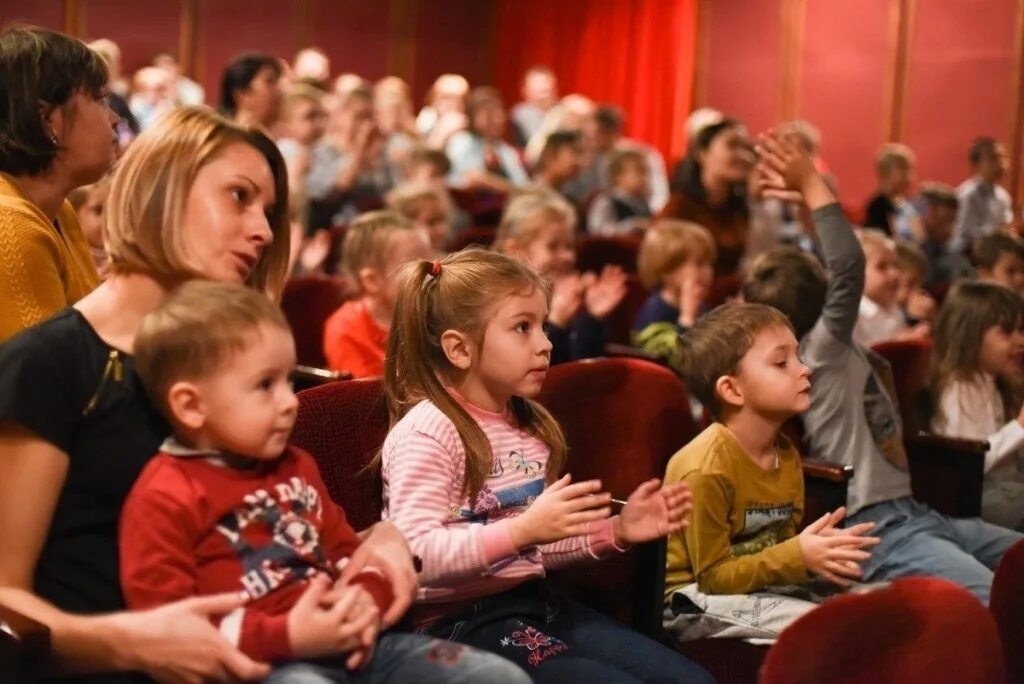 В год театра посетили театр. Зрители в театре. Театр для детей. Дети зрители в театре. Поход в театр.