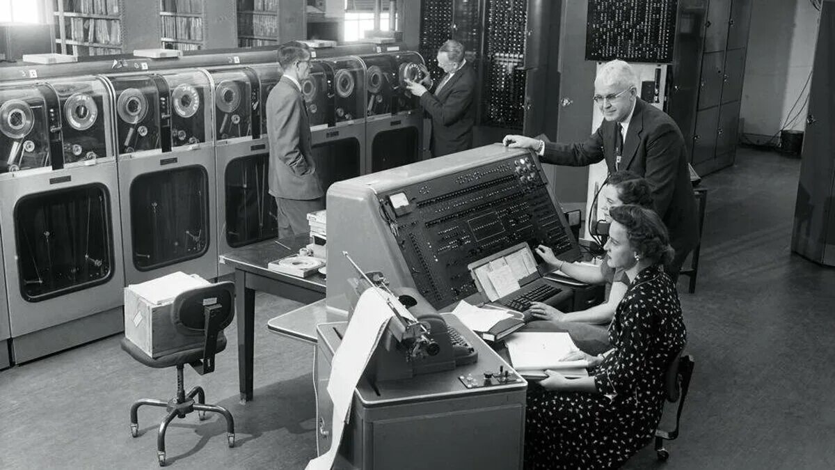 М 40 компьютер. Компьютеры 50 х годов. Компьютер 1940. Старый компьютер. Древние компьютеры.