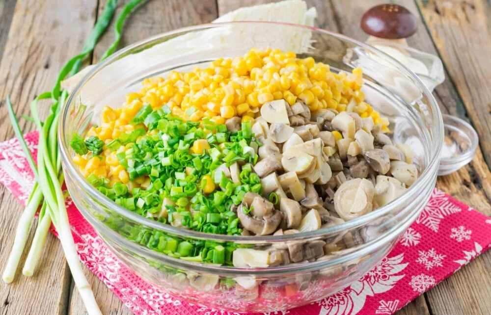 салат из кукурузы консервированной. овощной салат. салаты кукурузой консервированной вкусные рецепты. салат с кукурузой. кукурузный салат.