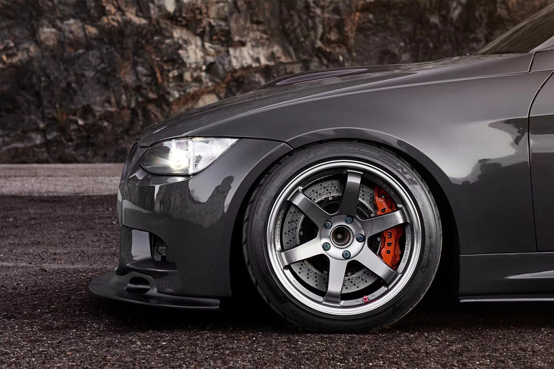 Какие дис. Диски на 335 e90. диски моторспорт bmw e82. бмв е60 с чёрными суппортами. 3dsm black bmw.