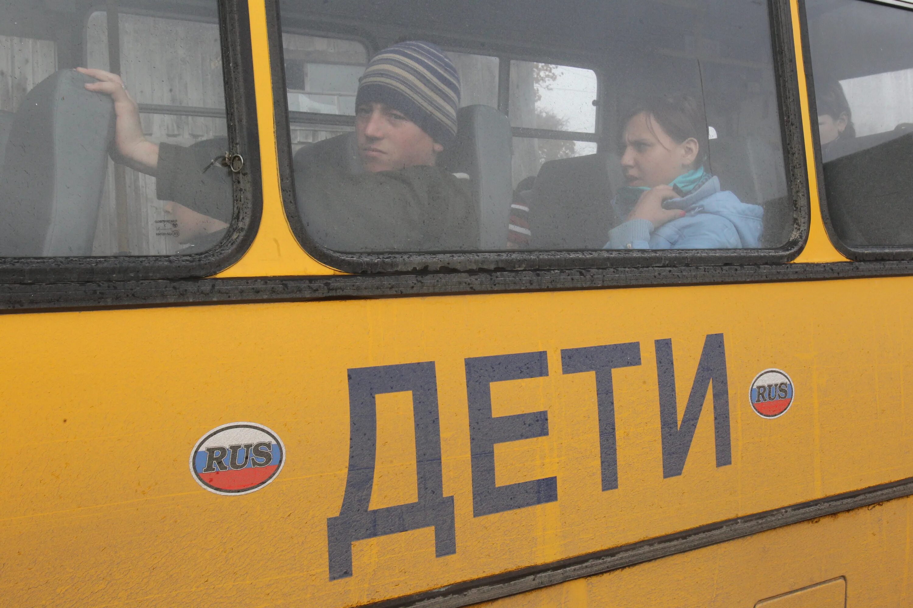 Нарушение правил перевозки детей в автобусе. Автобус для перевозки детей. Автобус дети с ментами. Общественный транспорт нарушены.