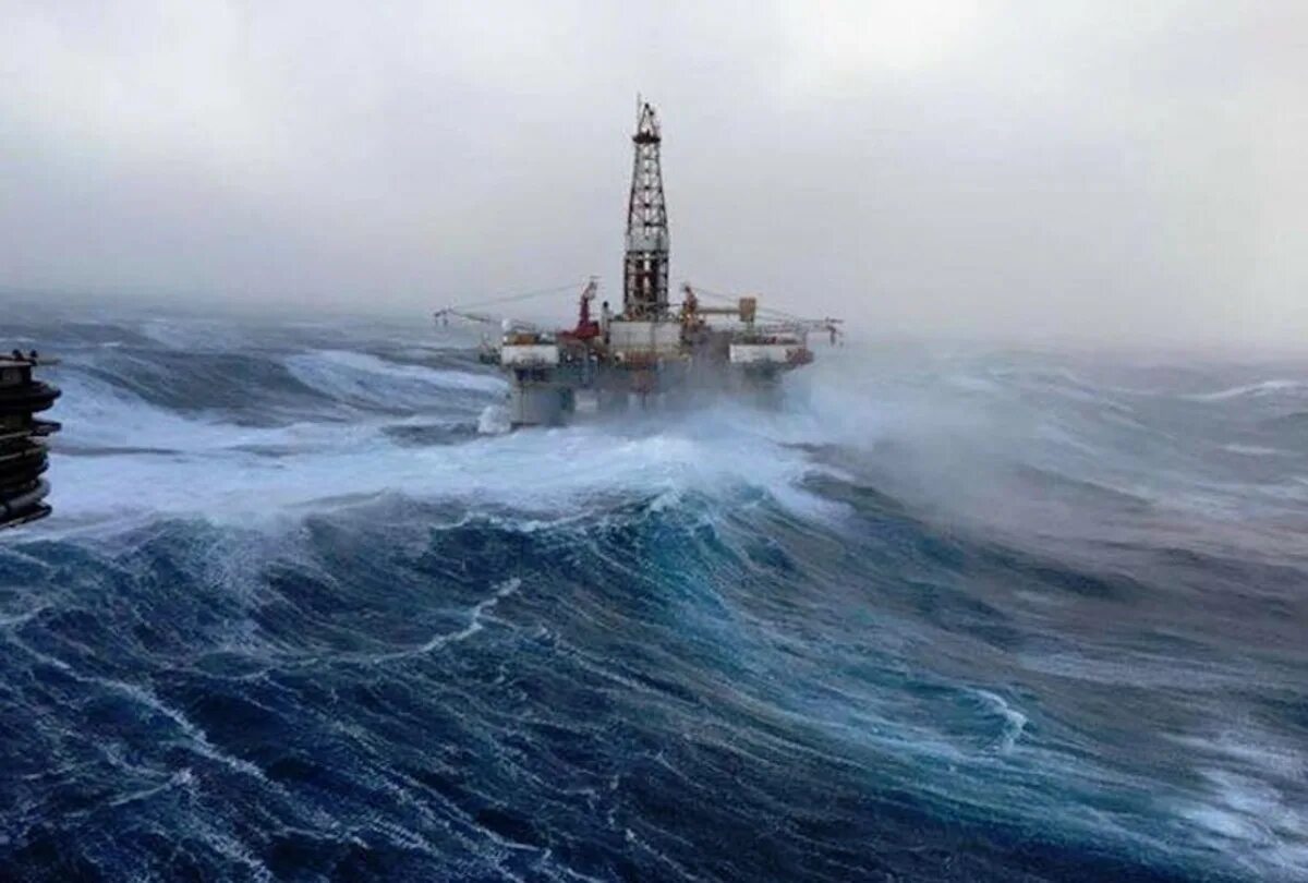 Нефть атлантическом океане. Каспийское море шторм. Бискайский залив волны убийцы. Шторм на Каспии в 1952. Нефтегазовая платформа «Тролль-а», Норвегия.