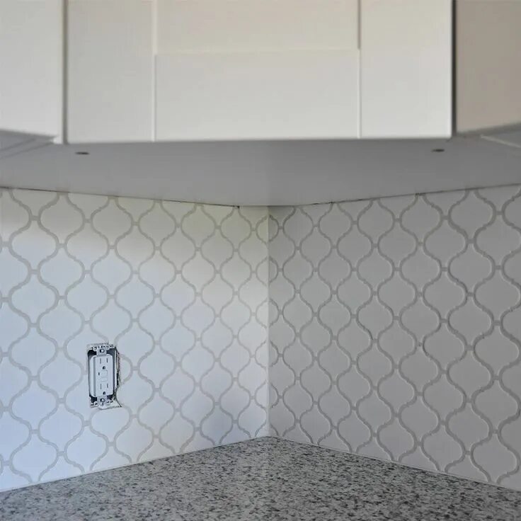 Фартук для кухни из кафеля. Мдф панель фартук. Стеновая панель и столешница без плинтуса. Укладка плитки на фартук кухни. Торец фартука.