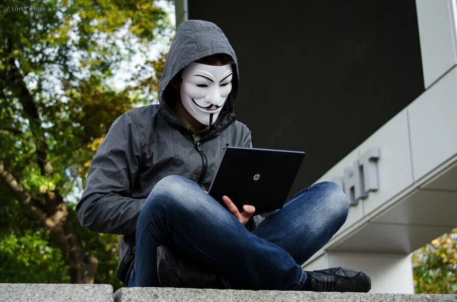 хакер в маске анонимуса школьник. маска гая ричи. хакерская группировка анонимус. правильный аноним. хакер анонимус.