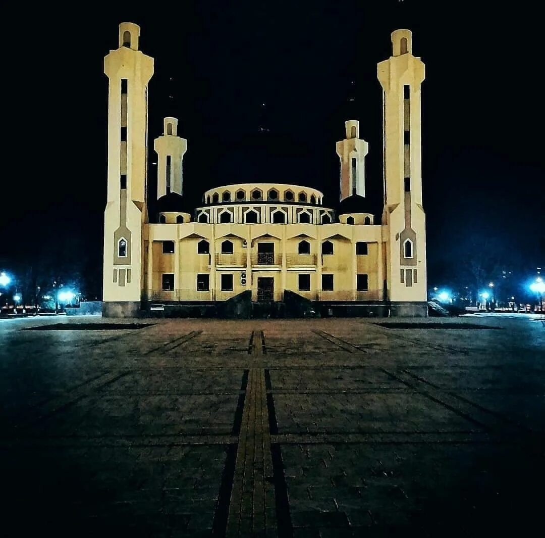 Ночной майкоп. Соборная мечеть Майкопа. Мечеть ночной Майкоп. Соборная мечеть Майкопа ночью. Джума мечеть Майкоп.