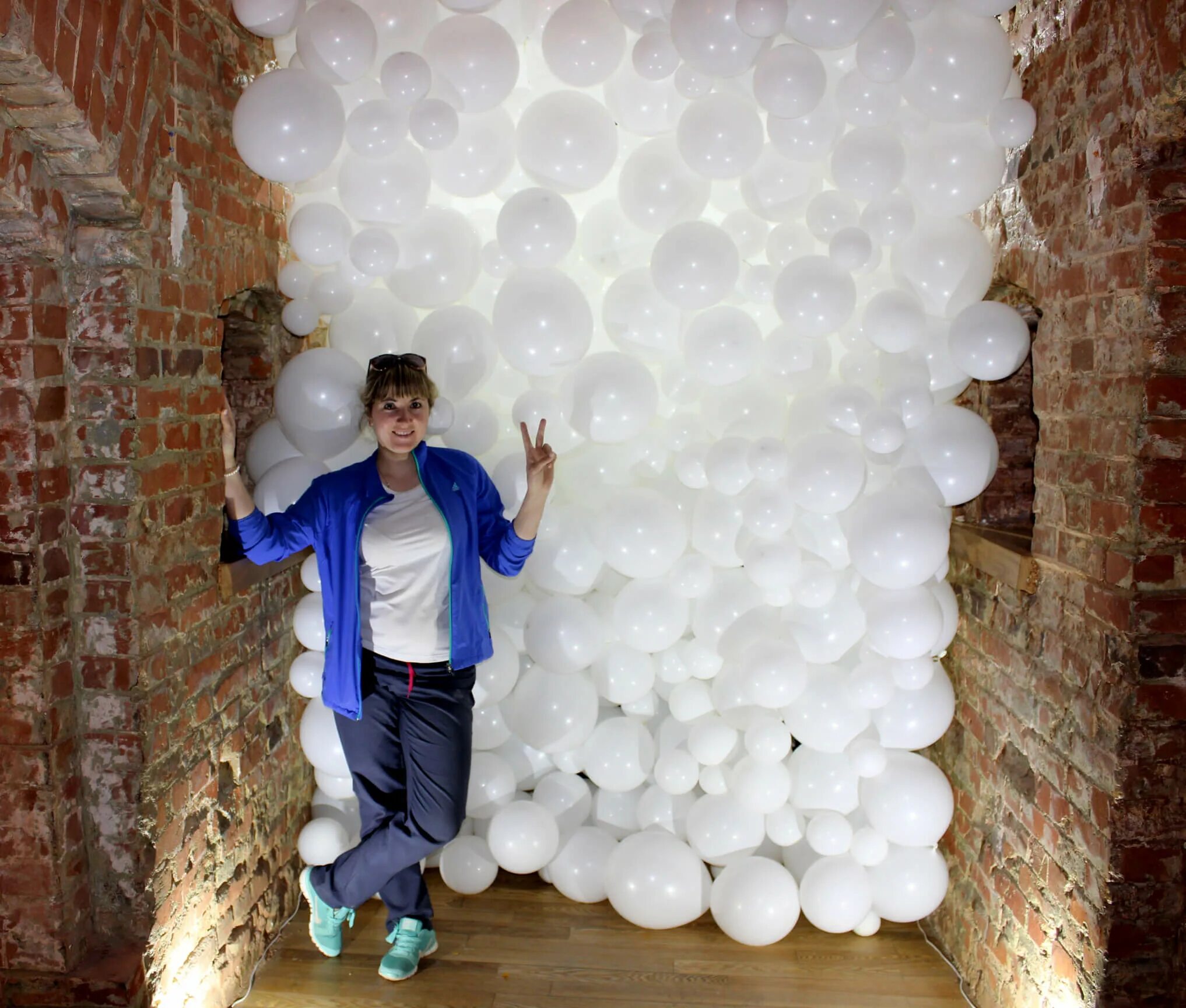 Как сделать из шаров фотозону своими руками. Фотозона с белыми шарами. Стена из шаров. Фотозоны с шарами. Стена из воздушных шариков.
